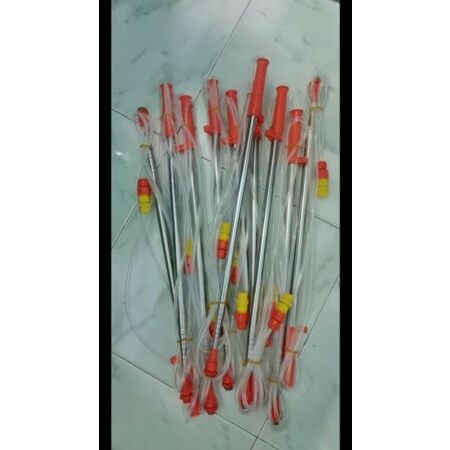 cần phun thuốc trừ sâu dạng rút dài 3.6m .