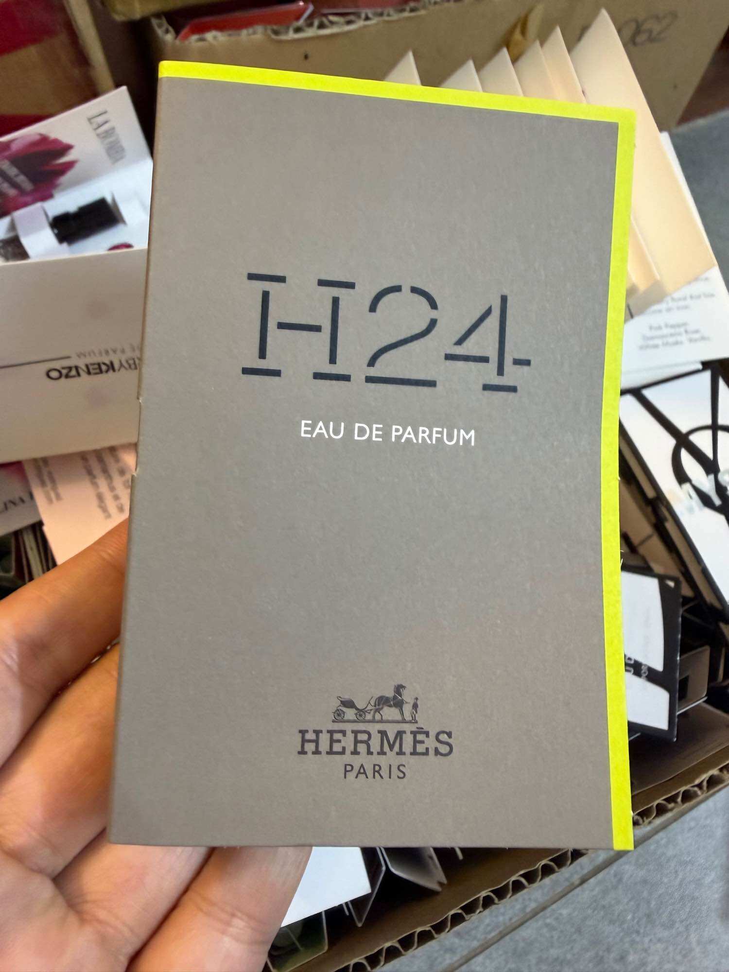 Hermes H24 Eau de Parfum hộp màu xám viền vàng