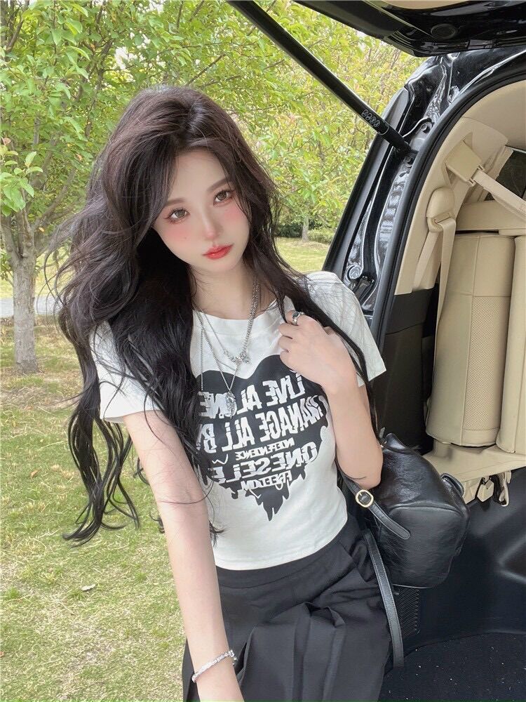 Áo croptop tay ngắn tim chữ BG
