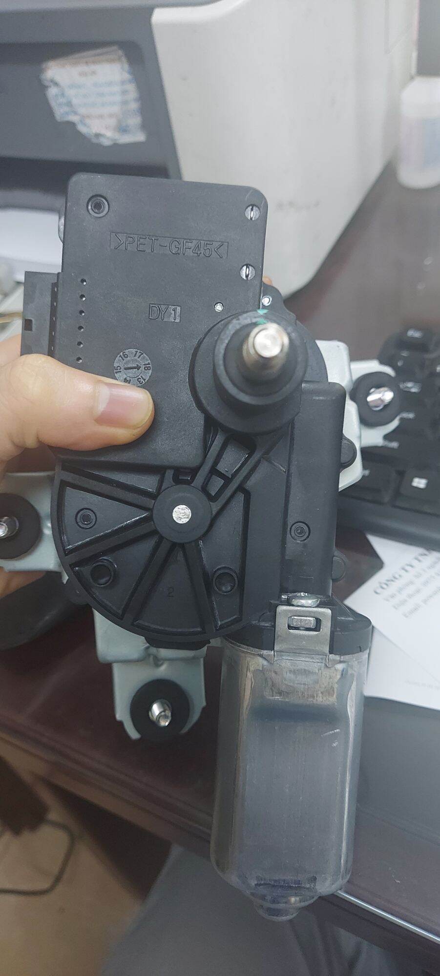 mô tơ gạt mưa sau captiva c100