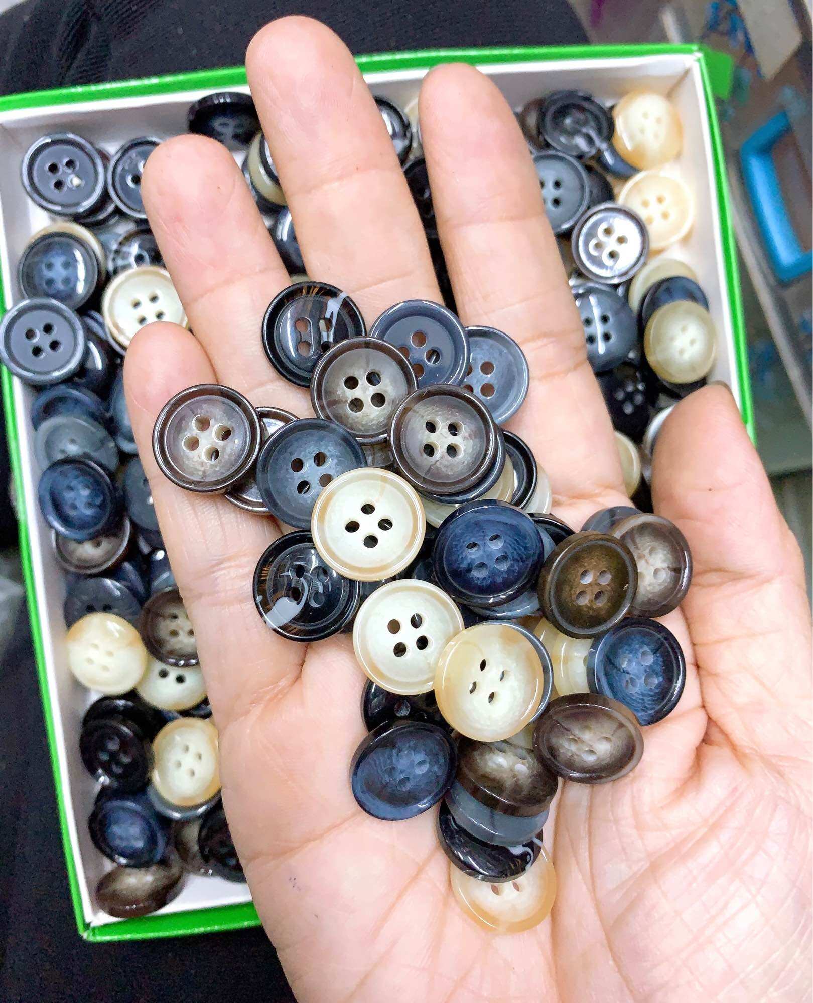 Nút quần tây 4 lỗ vân thủy 15mm.