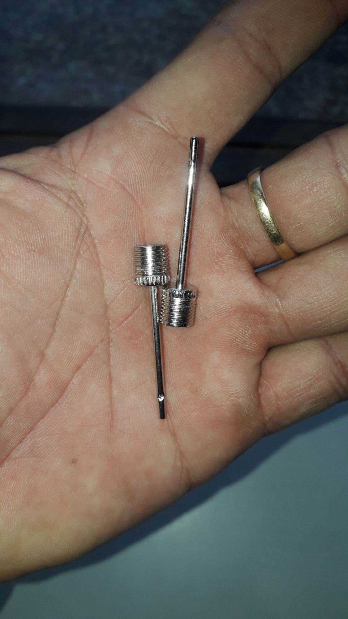 2 chiếc vòi bơm (kim vòi) bóng đá bằng inox
