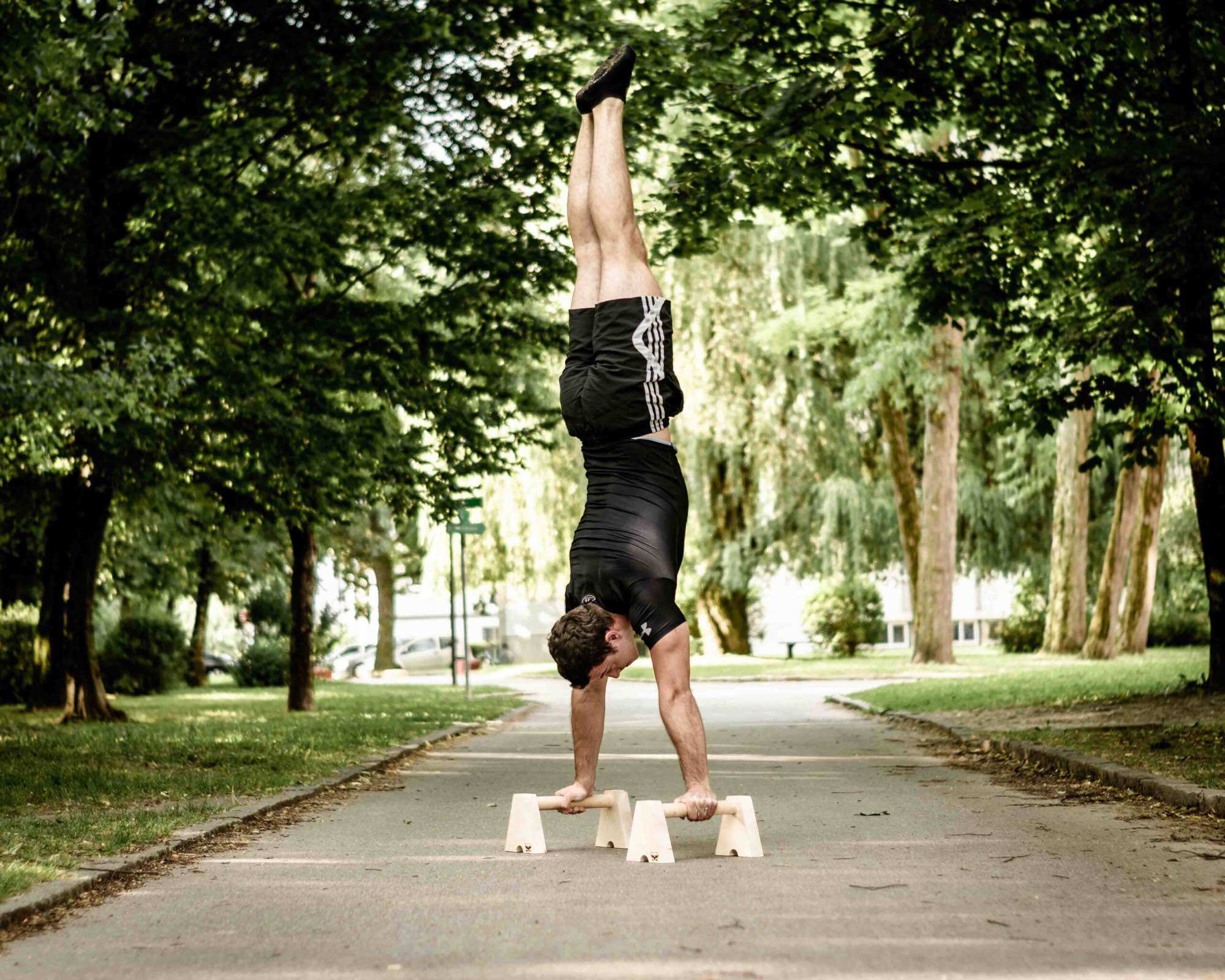 Parallettes- dụng cụ hỗ trợ hít đất cho người mới bắt đầu.