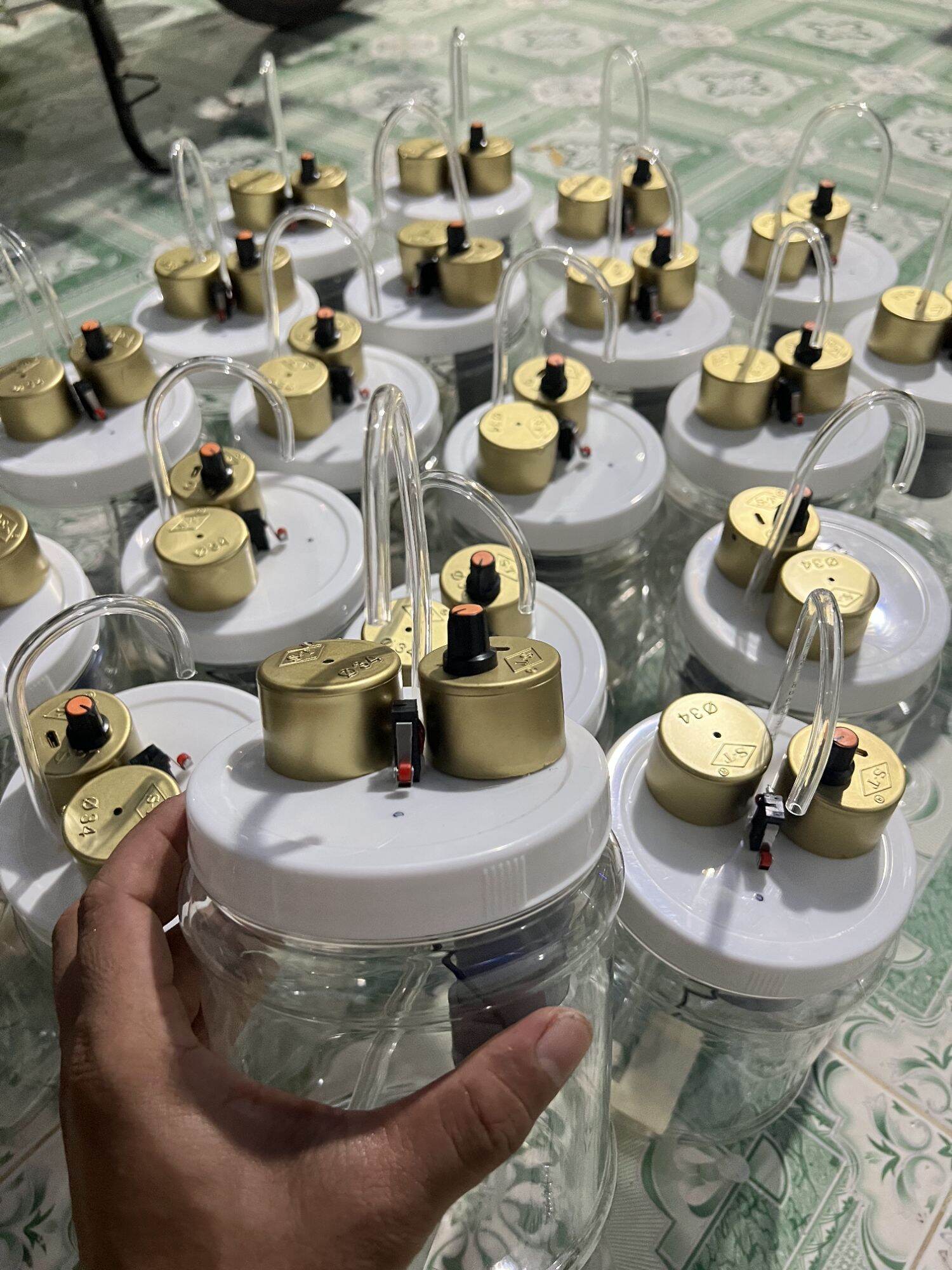 Máy rót rươu. bình rót rươu tự động MILED V09 ( SIÊU BỀN RẺ ĐẸP) TẶNG CÁP SẠC