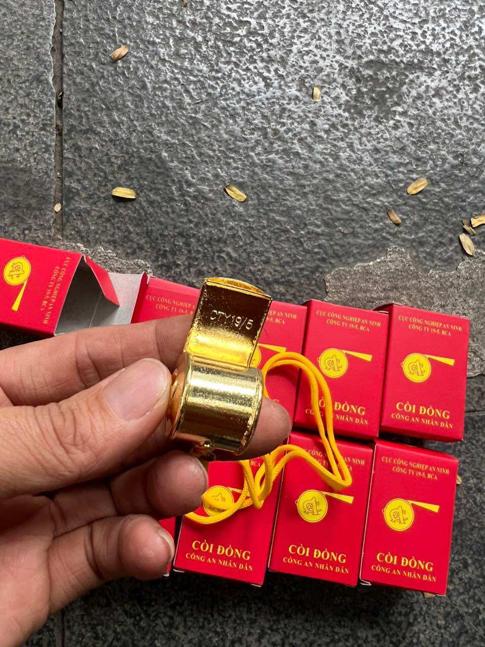 Còi đồng thổi màu vàng có đi kèm dây