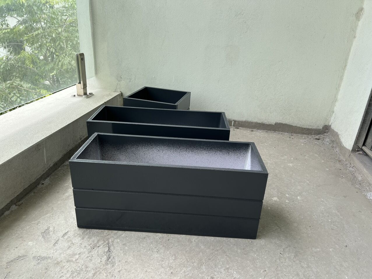 Chậu trồng cây siêu bền composite 3 màu cơ bản , nghi ,đen ,trắng, chậu kẻ kích thước 6030