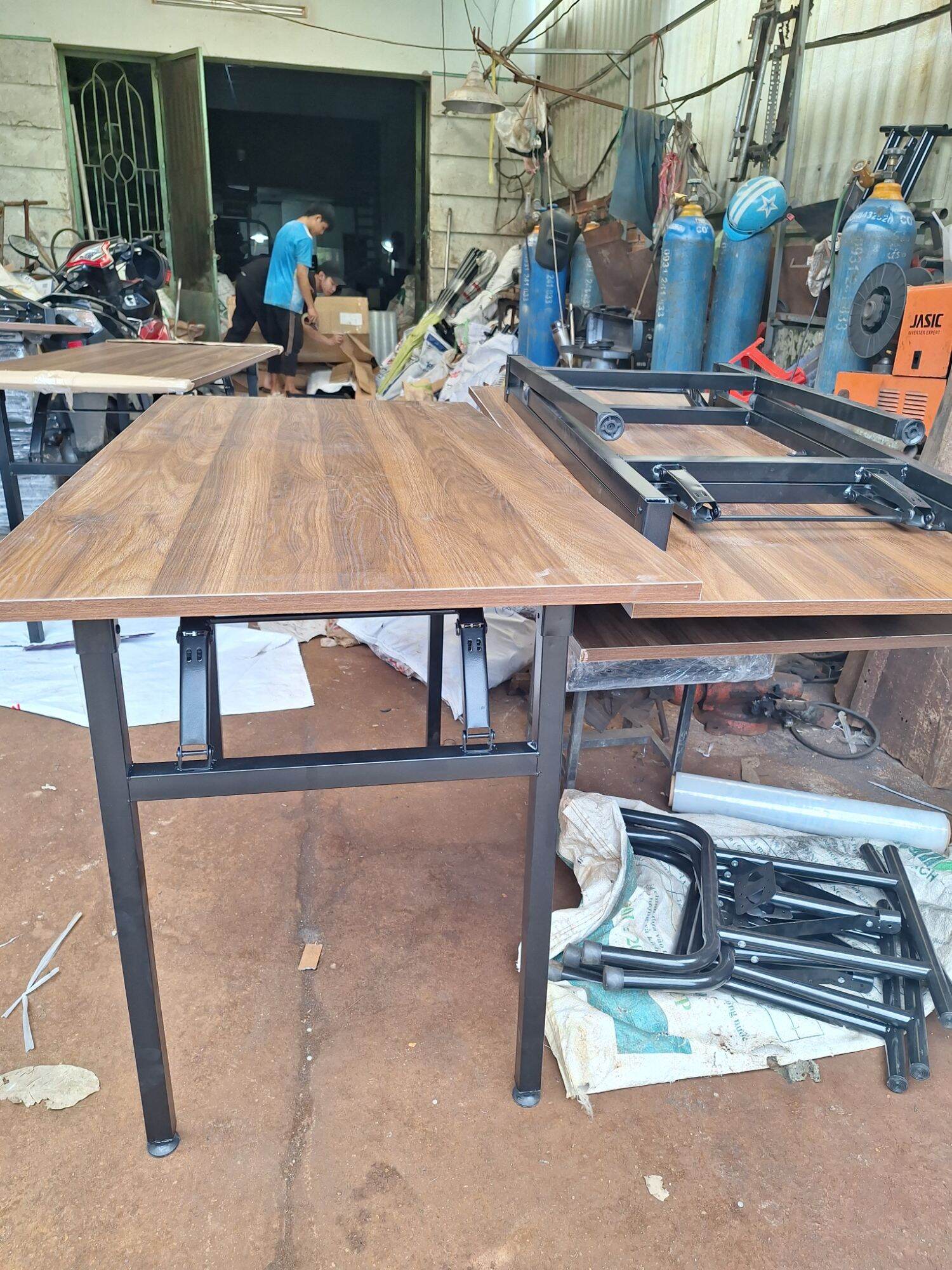 Bàn sự kiện 600k/ cái,mặt bàn bằng gỗ MDF ,chân sắt,bàn làm việc,gấp gọn,bàn xếp,bàn thông minh
