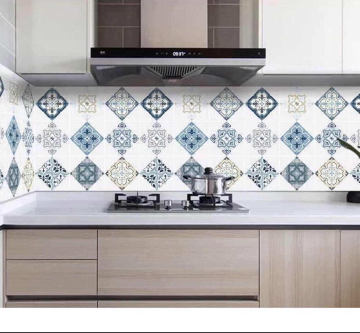 Giấy dán tường nhà bếp, miếng dán bếp chống bắn dầu mỡ, chịu nhiệt cao ô hoa văn hiện đại rộng 60cm
