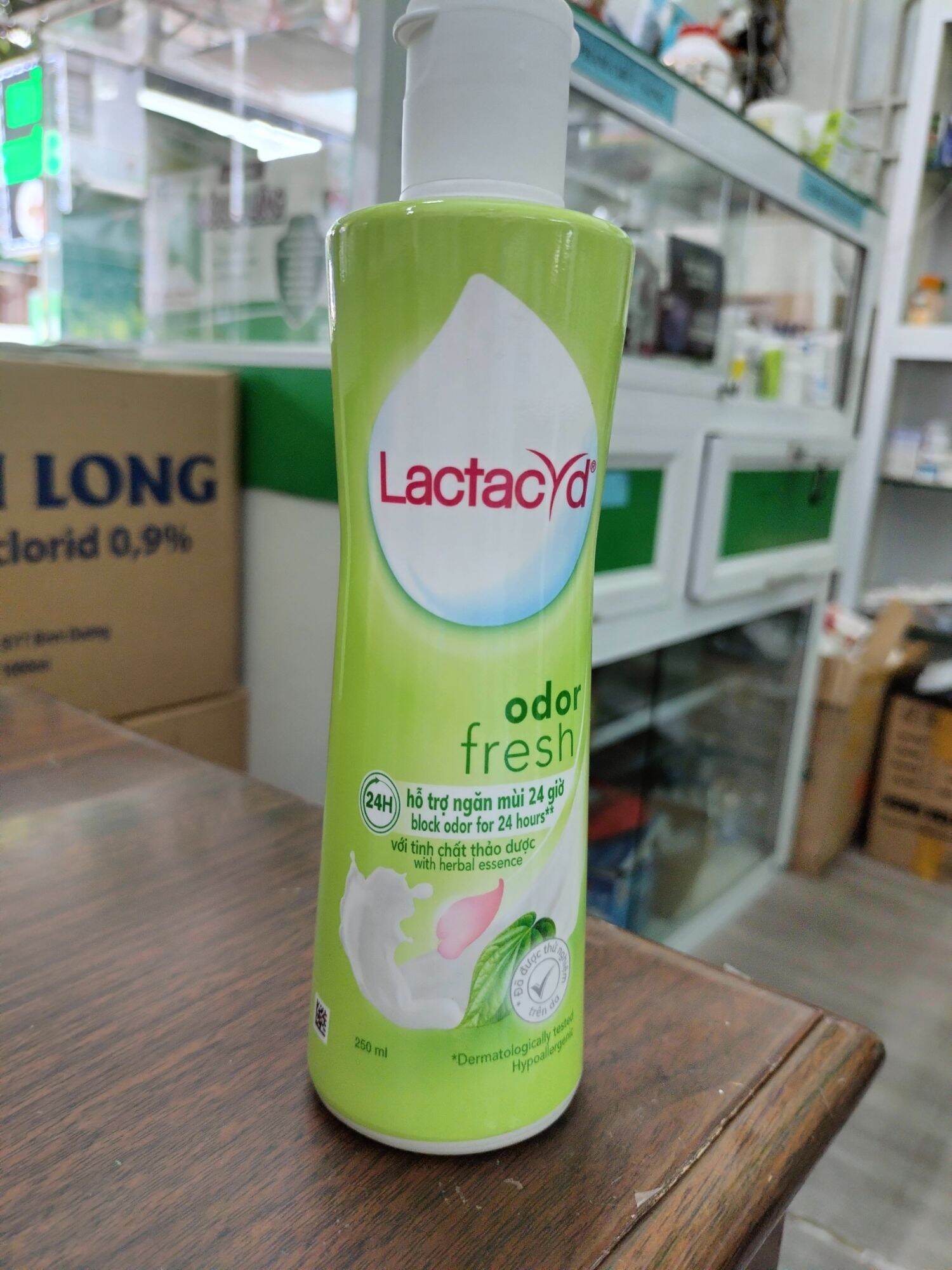 Dung dịch vệ sinh LACTACYD odor fresh lá trầu không  Chai 250 ml