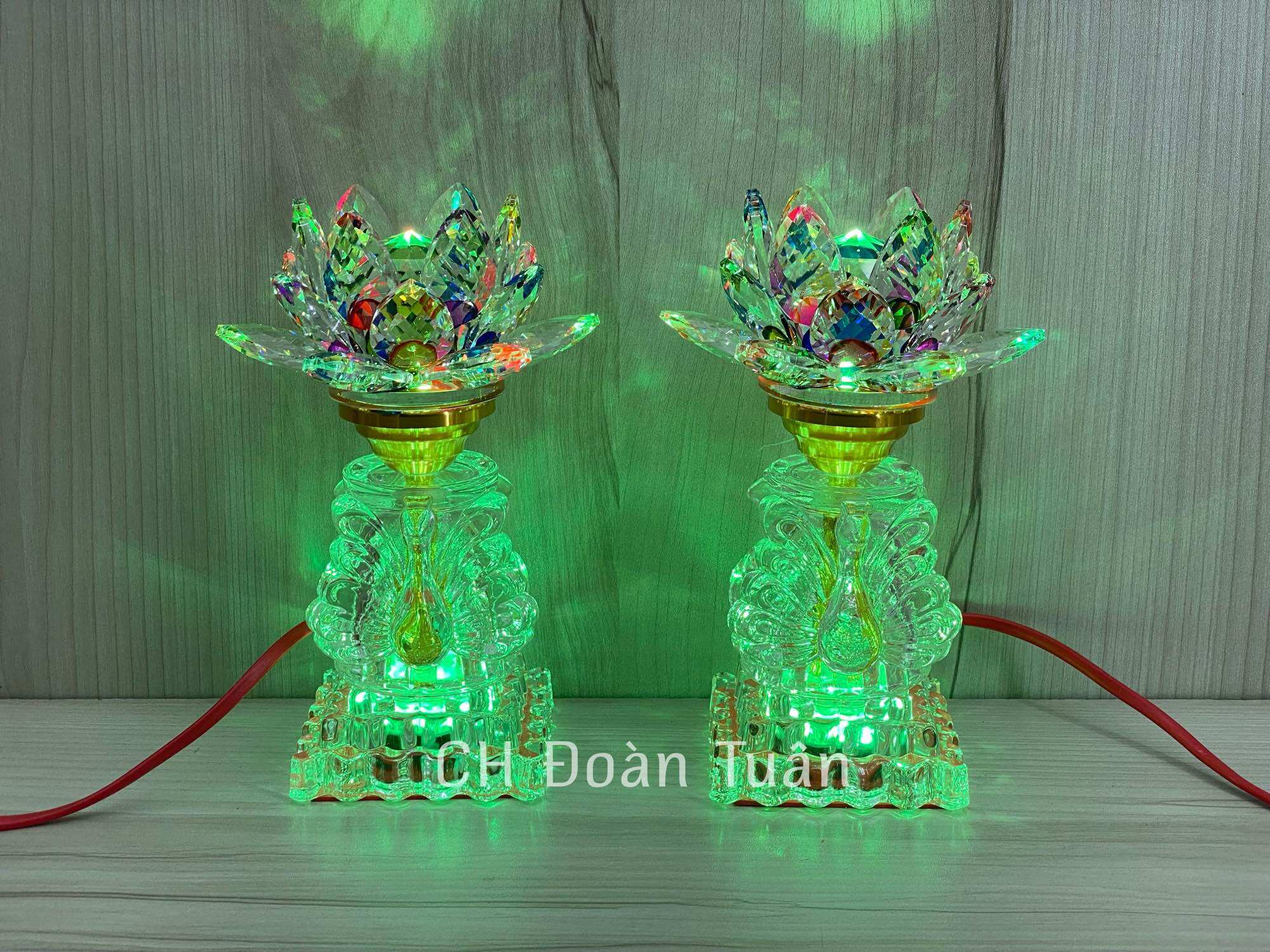 MỘT ĐÔI ĐÈN THỜ PHA LÊ HOA SEN KIỂU DÁNG THIÊN NGA