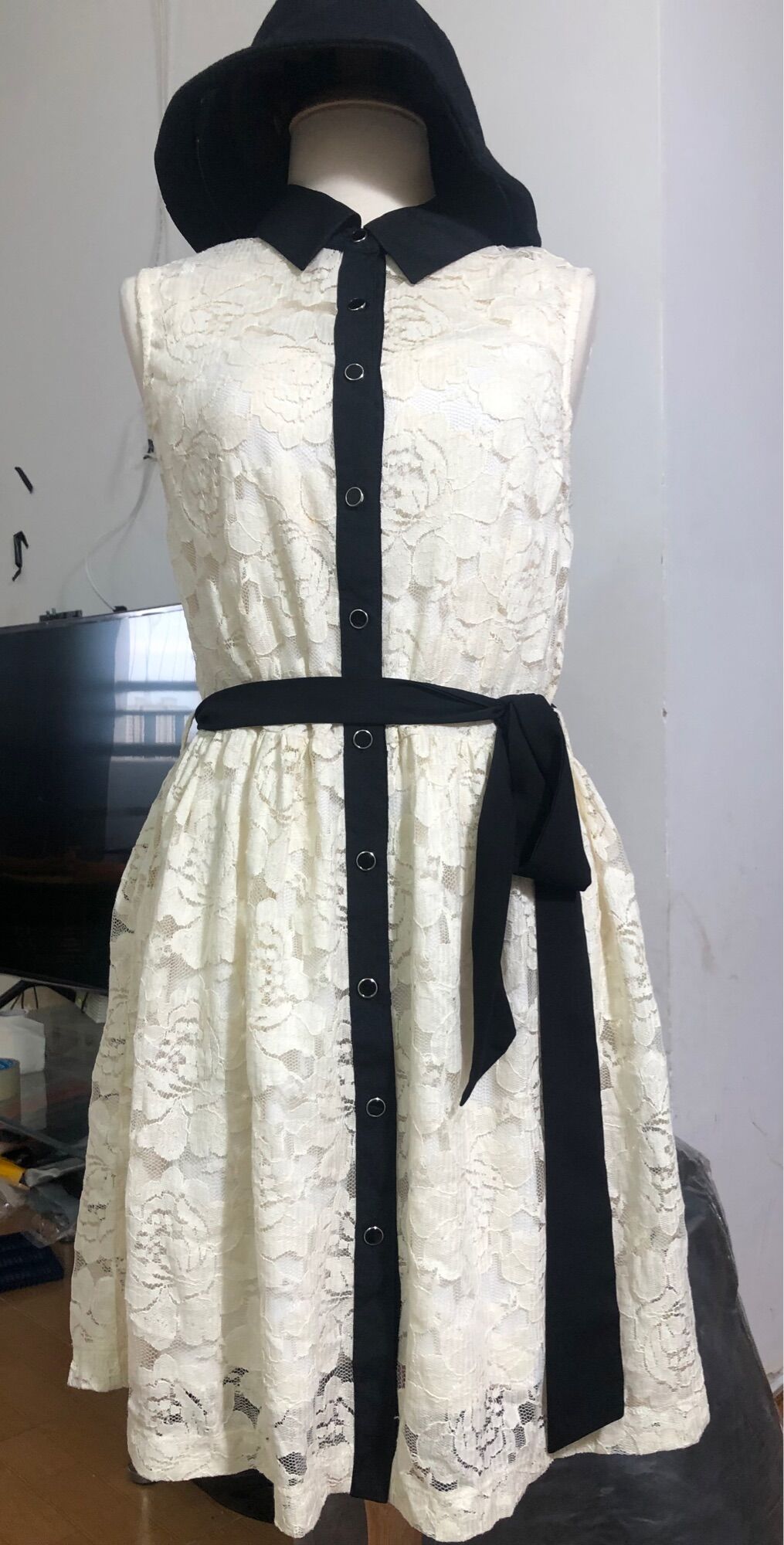 đầm ren vnxk M L form nhỏ màu mỡ gà
