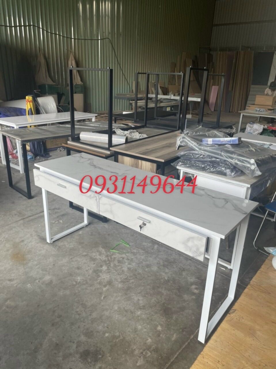 Bàn làm việc mặt gỗ giả đá dài 1m6