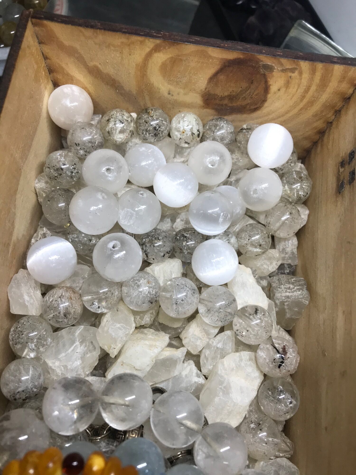 Hạt đá Selenite mài tròn xỏ lỗ size 12-14mm