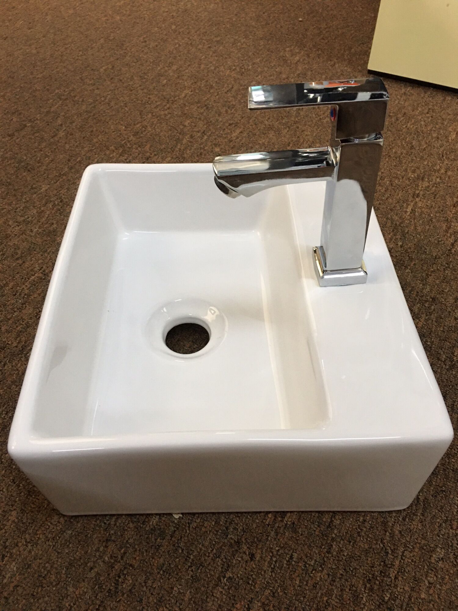 Lavabo TREO TƯỜNG hình vuông ( có bát treo, k kèm vòi , xả)