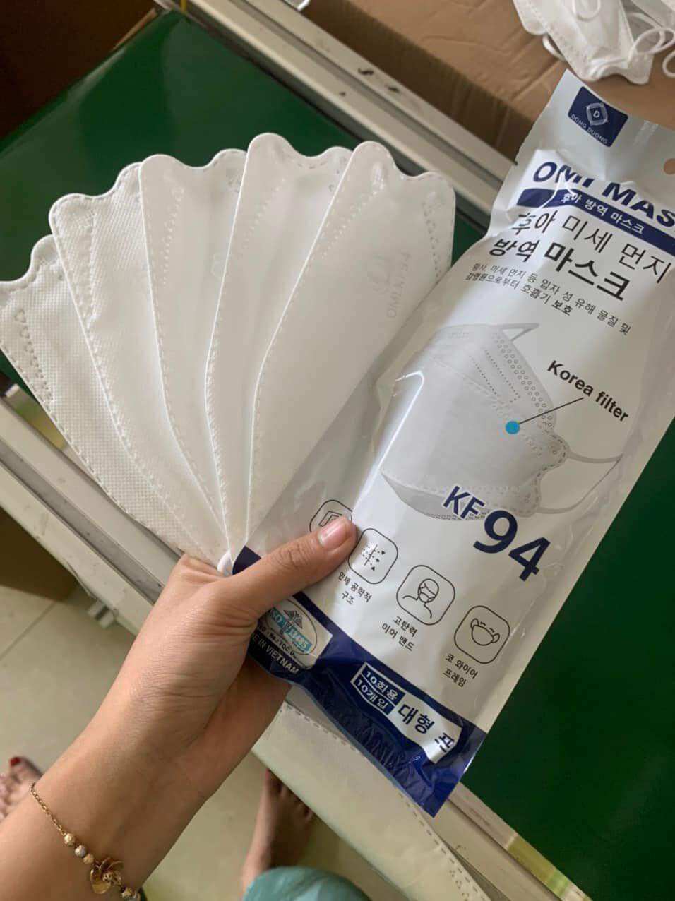 thùng 300 chiếc khẩu trang 4D KF94