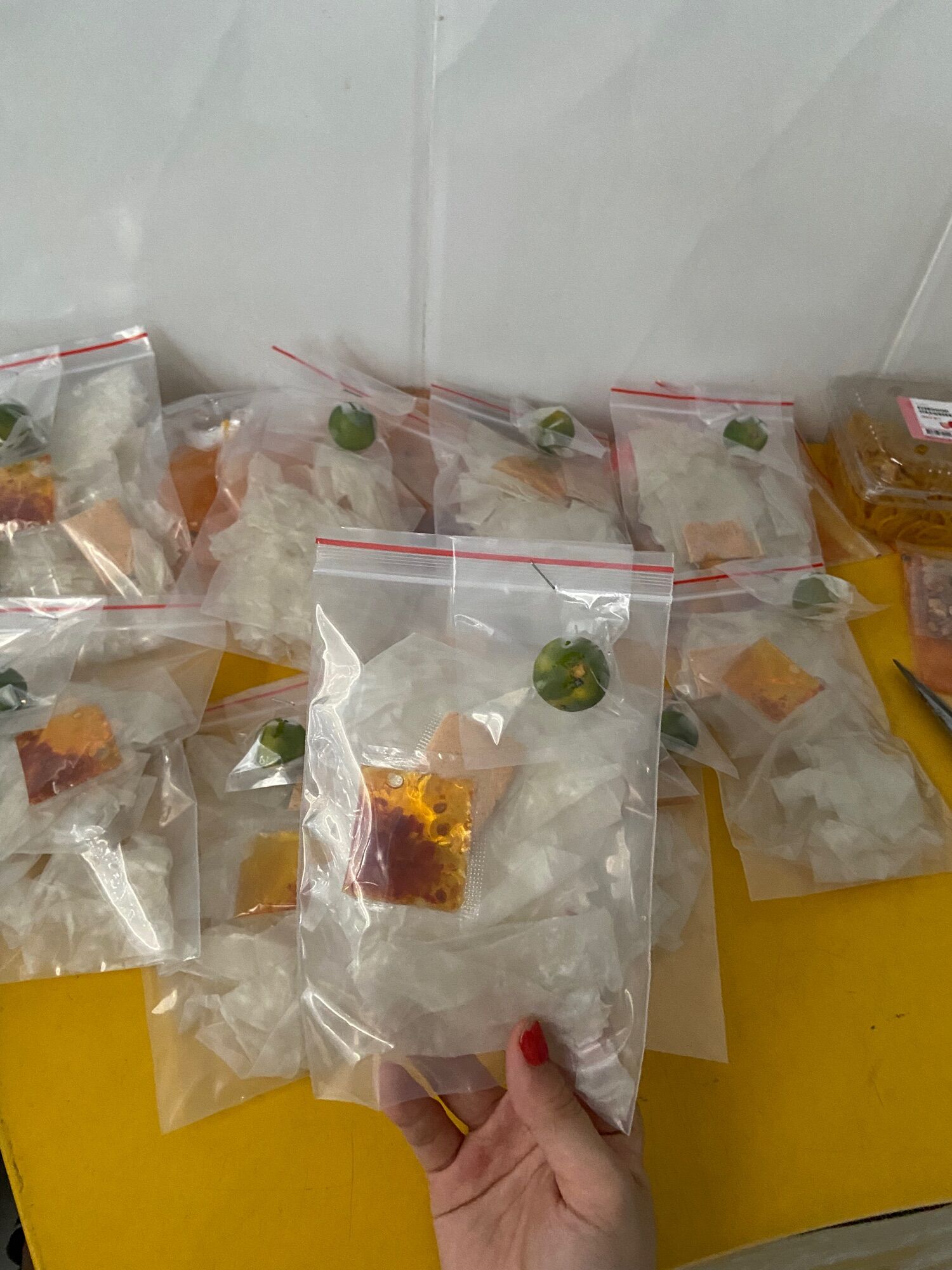 Bánh tráng phơi sương sate muối tắc