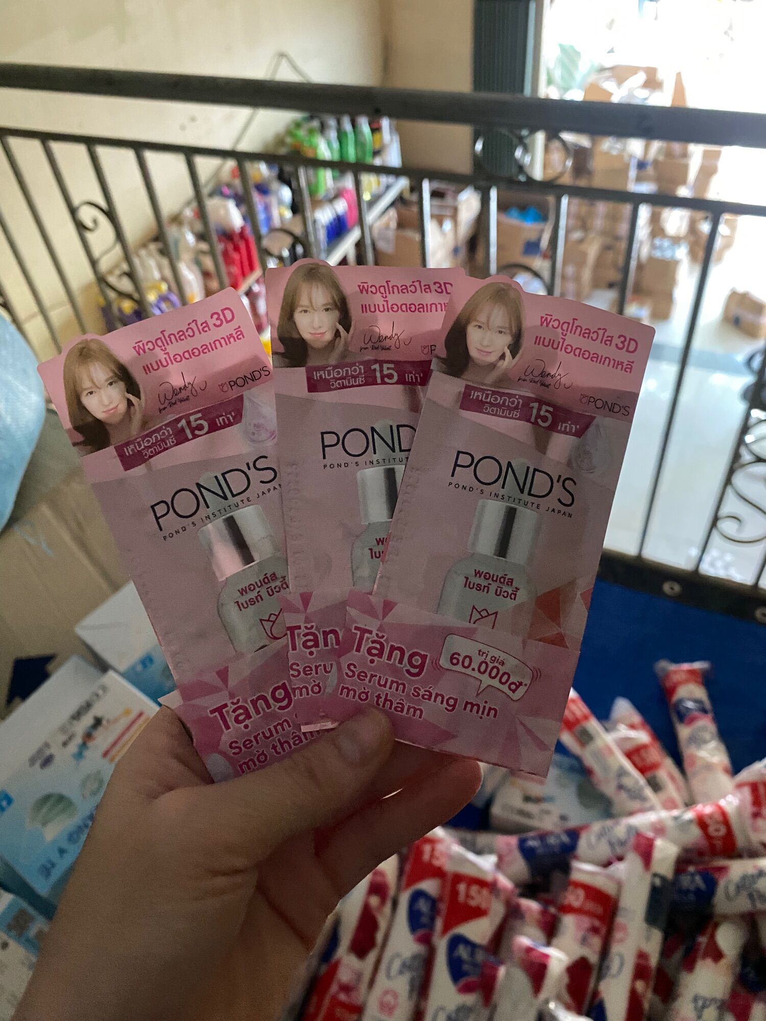 3 típ Tinh chất dưỡng trắng ponds 3d glow serum 7,5g