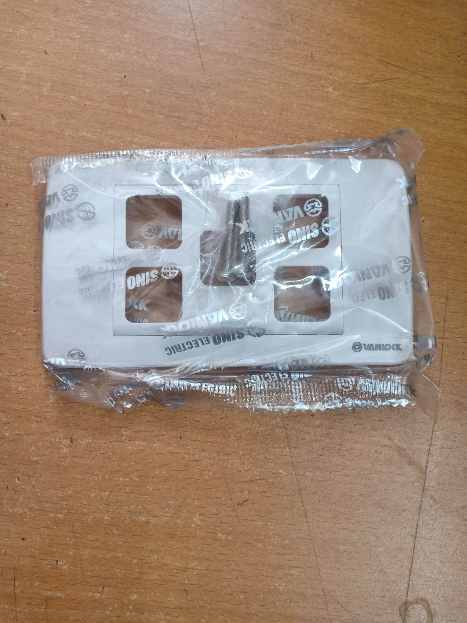 Mặt công tắc Sino S18A hạt vuông.