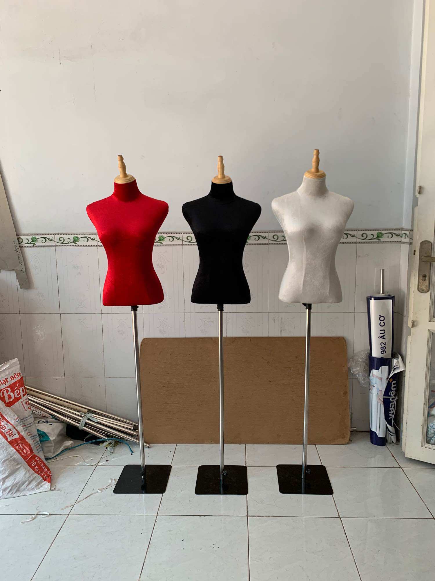 Manocanh bán thân nhung nữ đầu gỗ đế sắt