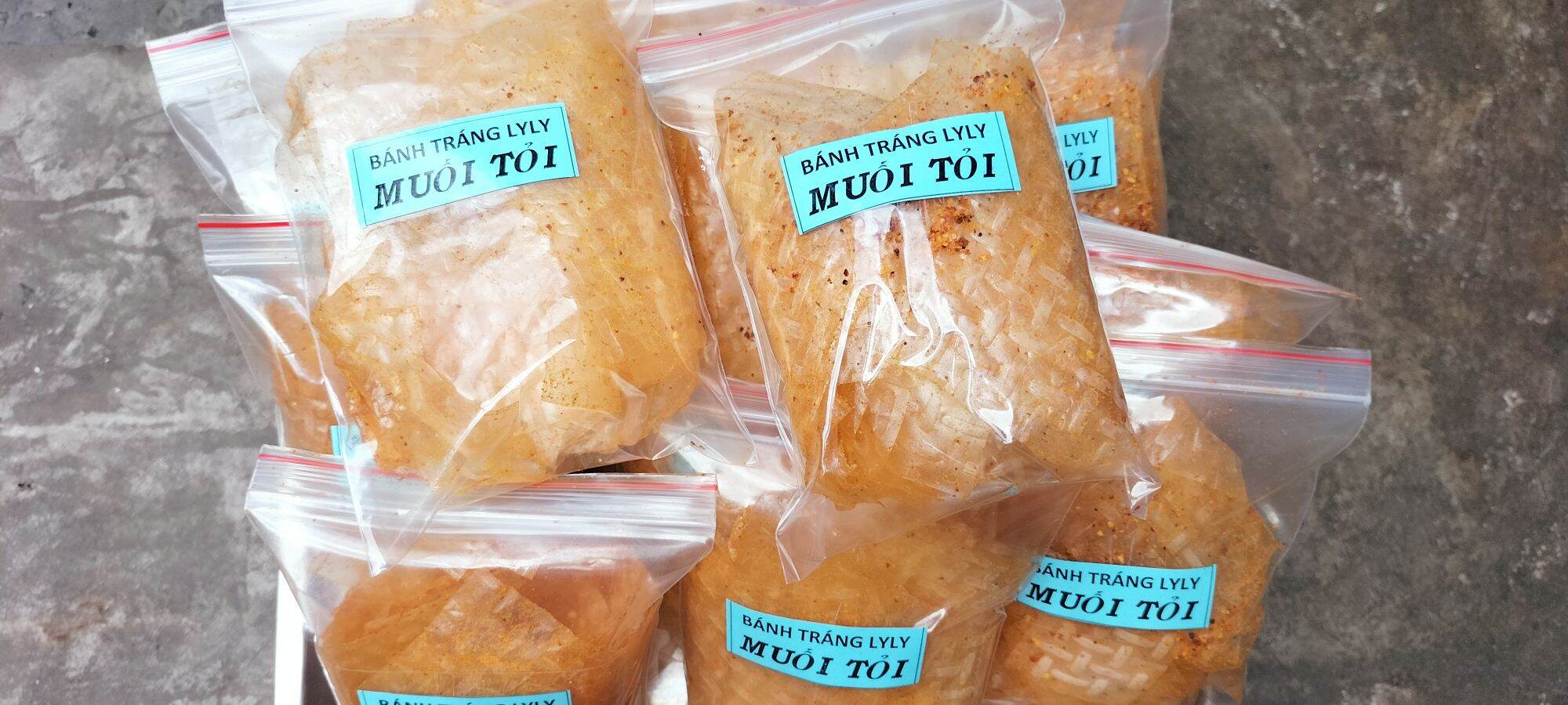 Bánh tráng muối tỏi cay