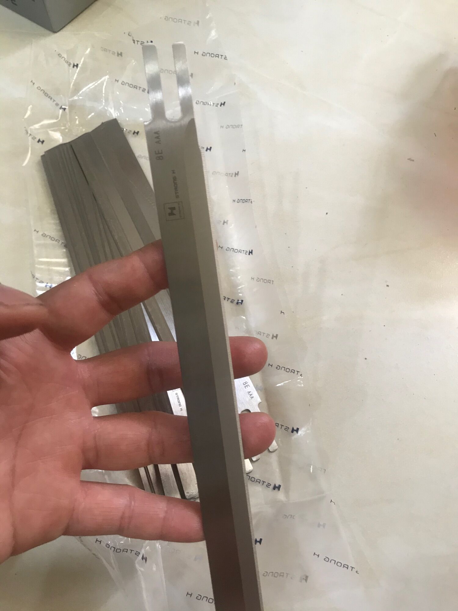 Dao may cắt vải Strong H 8in thẳng và răng cưa