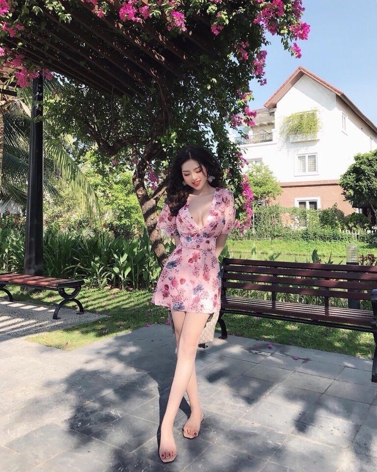 Đầm hoa hở lưng đan dây