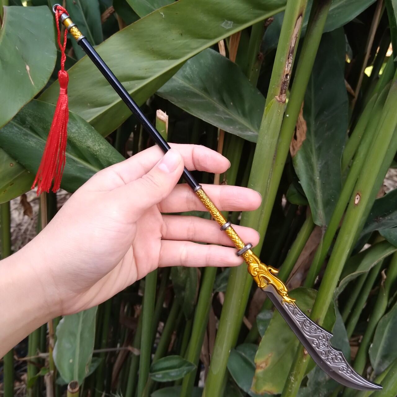 Mô Hình Thanh Long Yển Nguyệt Đao Quan Vũ Màu Vàng 30cm.