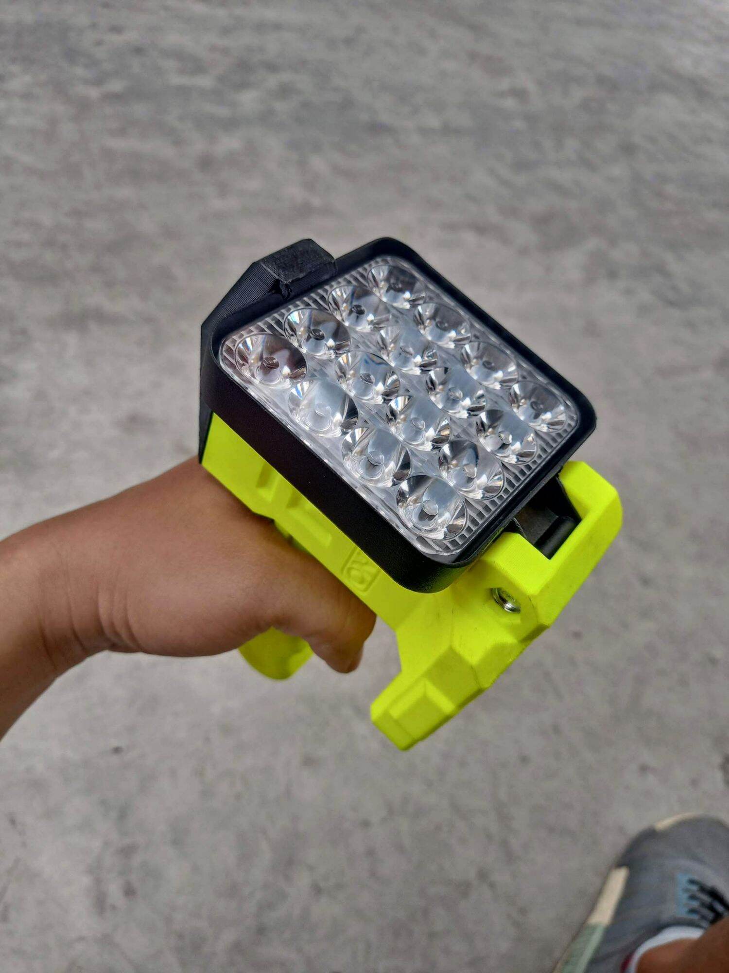Đèn pin 18v Ryobi