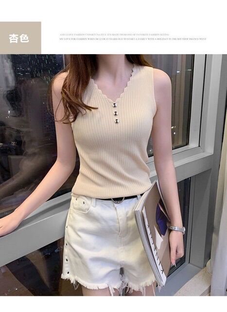 Áo sát nách len nữ đính khuy