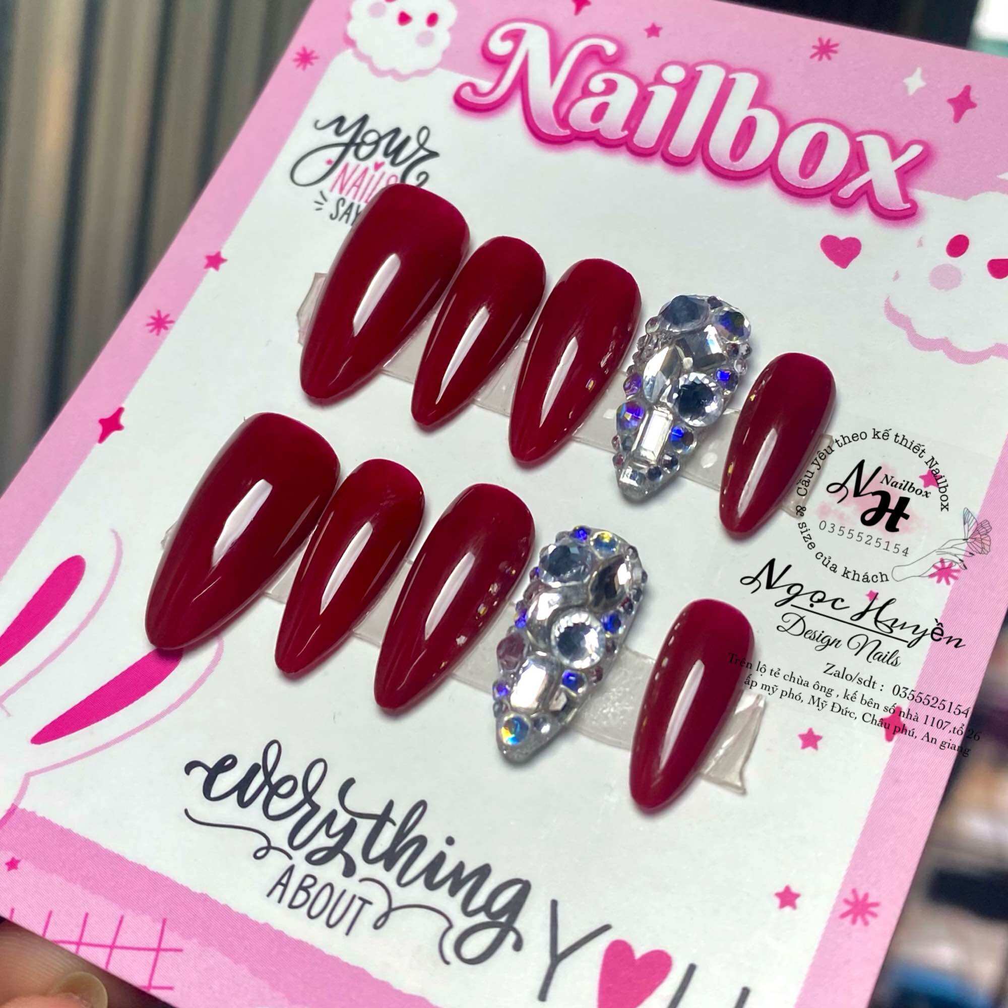 móng úp thiết kế  tong  đỏ phối đính đá -Nailbox thiết kế