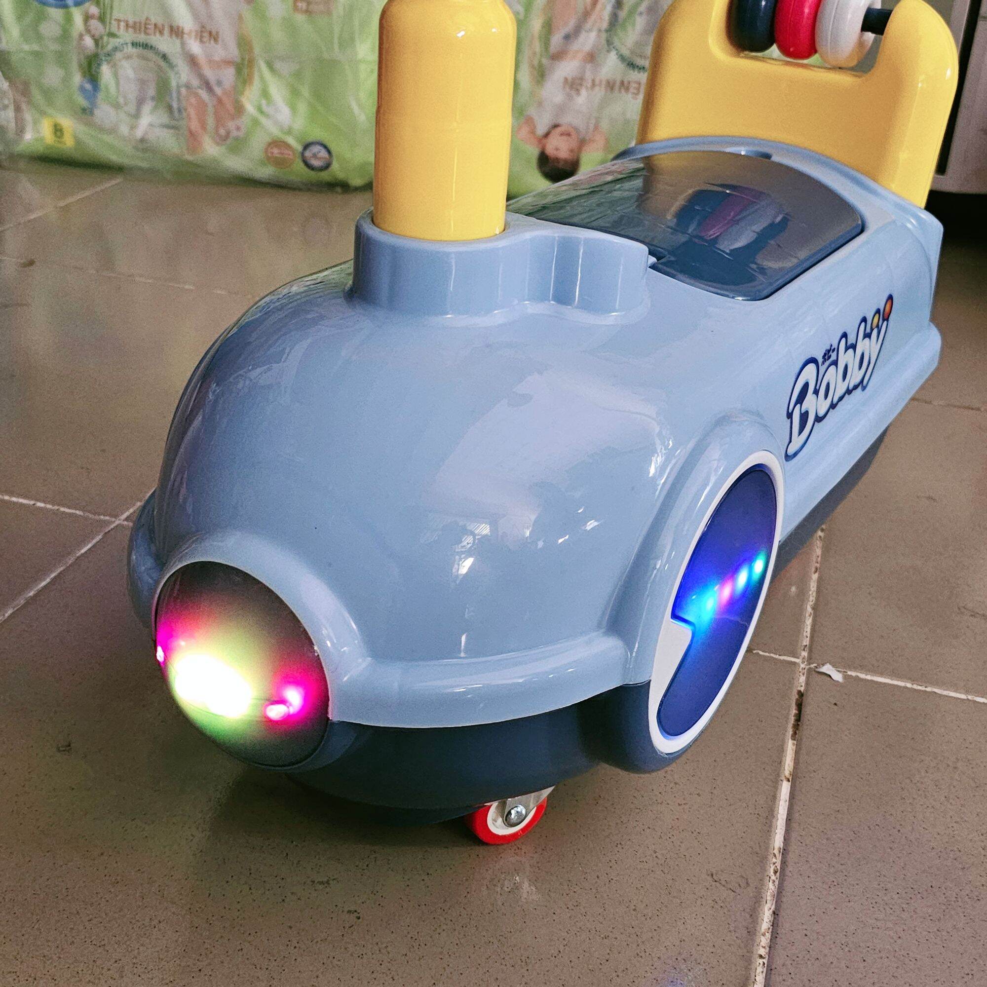 Xe chòi chân hình máy bay có đèn nhạc cho bé