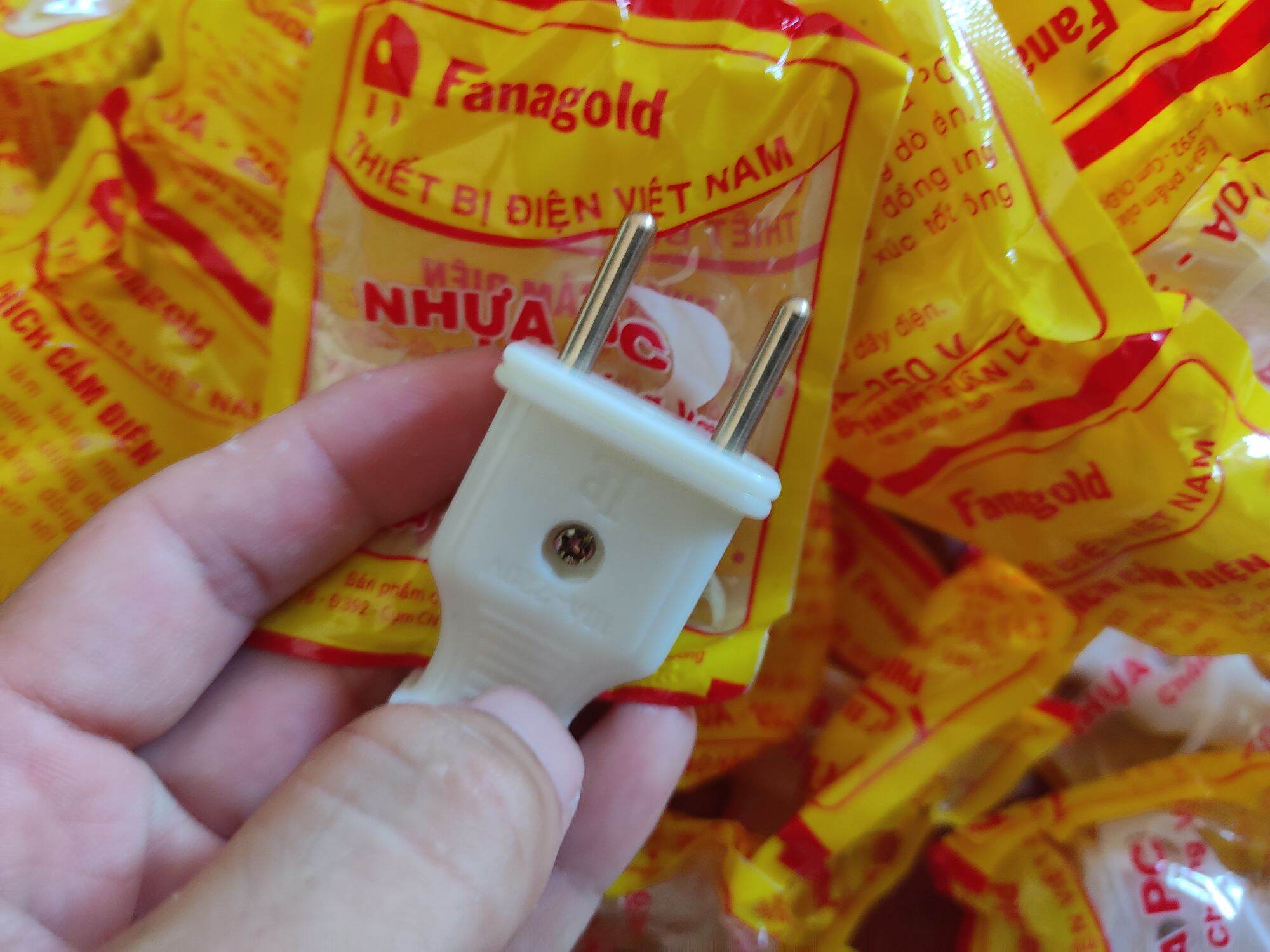 Phích cắm điện chân đồng đúc