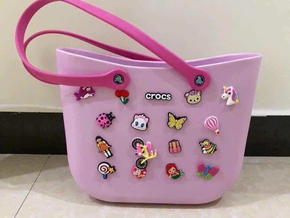 sale 3 ngày Túi crocs đi biển đi du lịch không ngấm nước. Size cao 33cm,ngang 25cm rộng 10cm full charm như hình. C.roc.s shoess