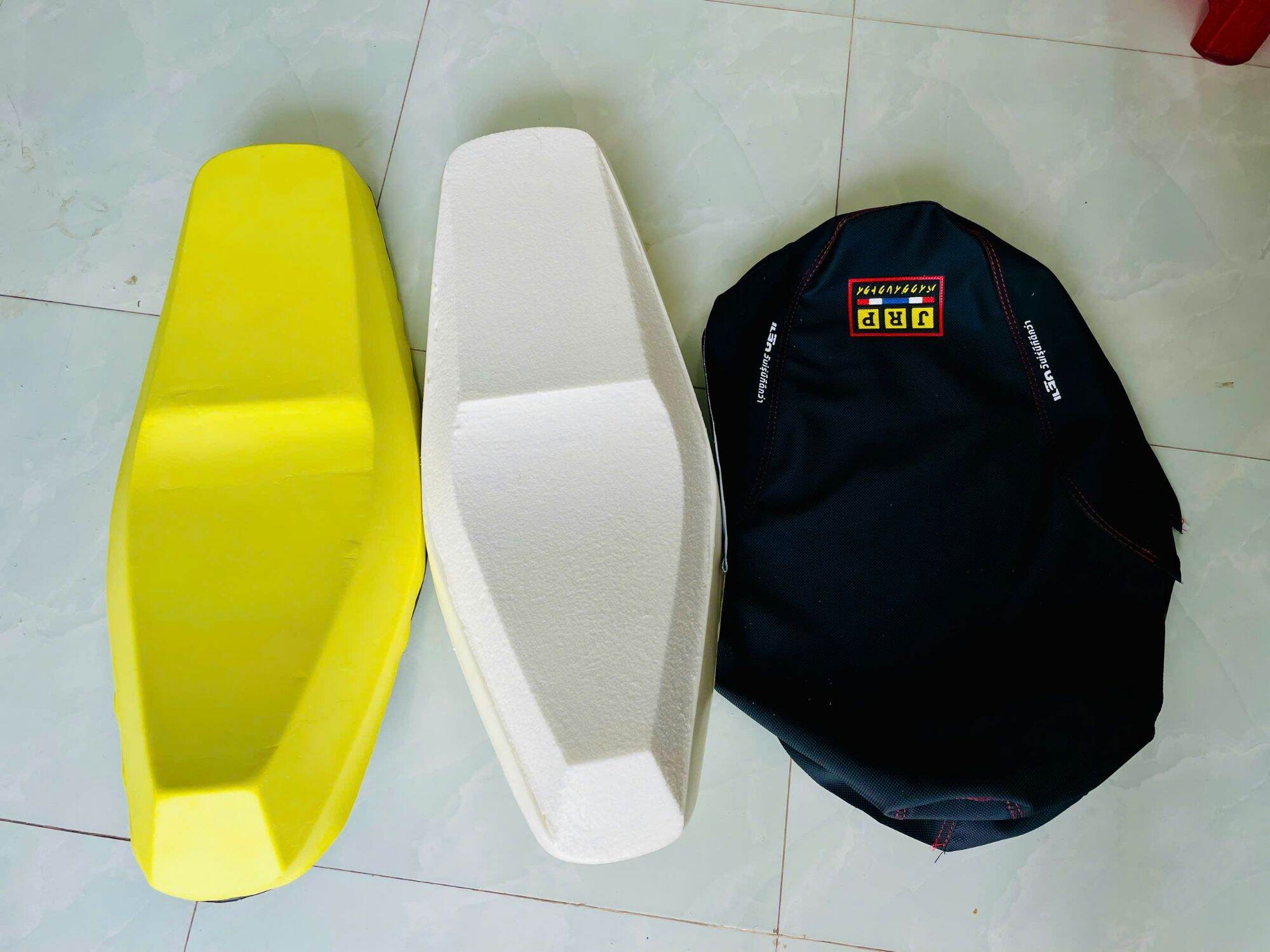 Small 2-Storey Wave-Shaped Saddle. Wave A110 Tq. There Are Foam and Leather Saddle Pads.
