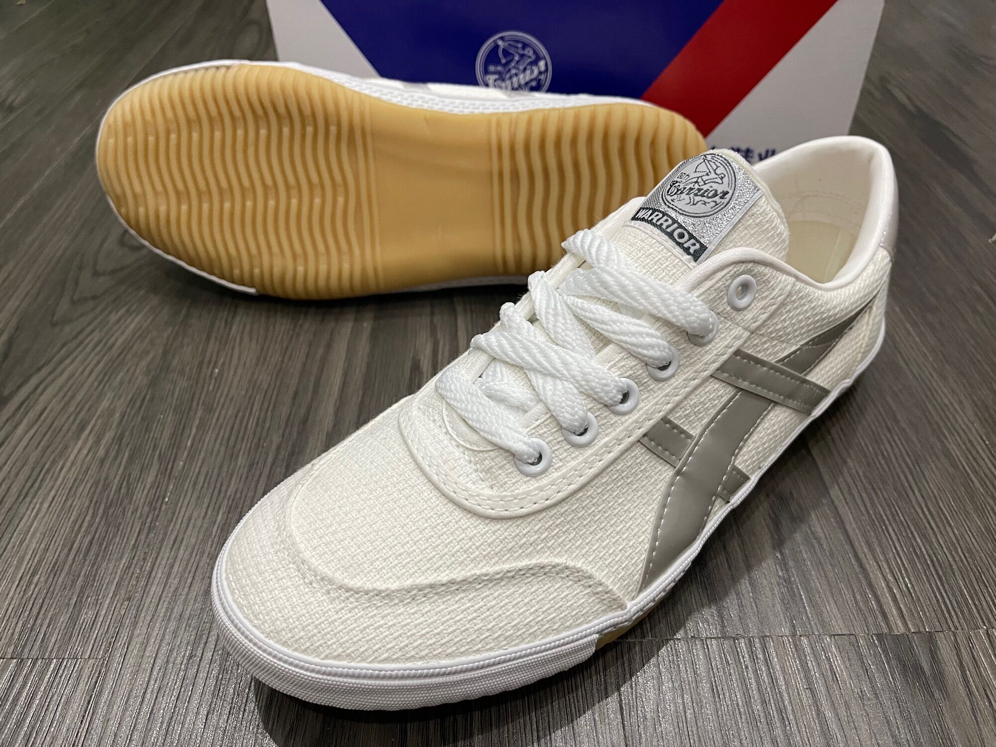 Giày Bata siêu phủi Warrior New Trắng Bạc.