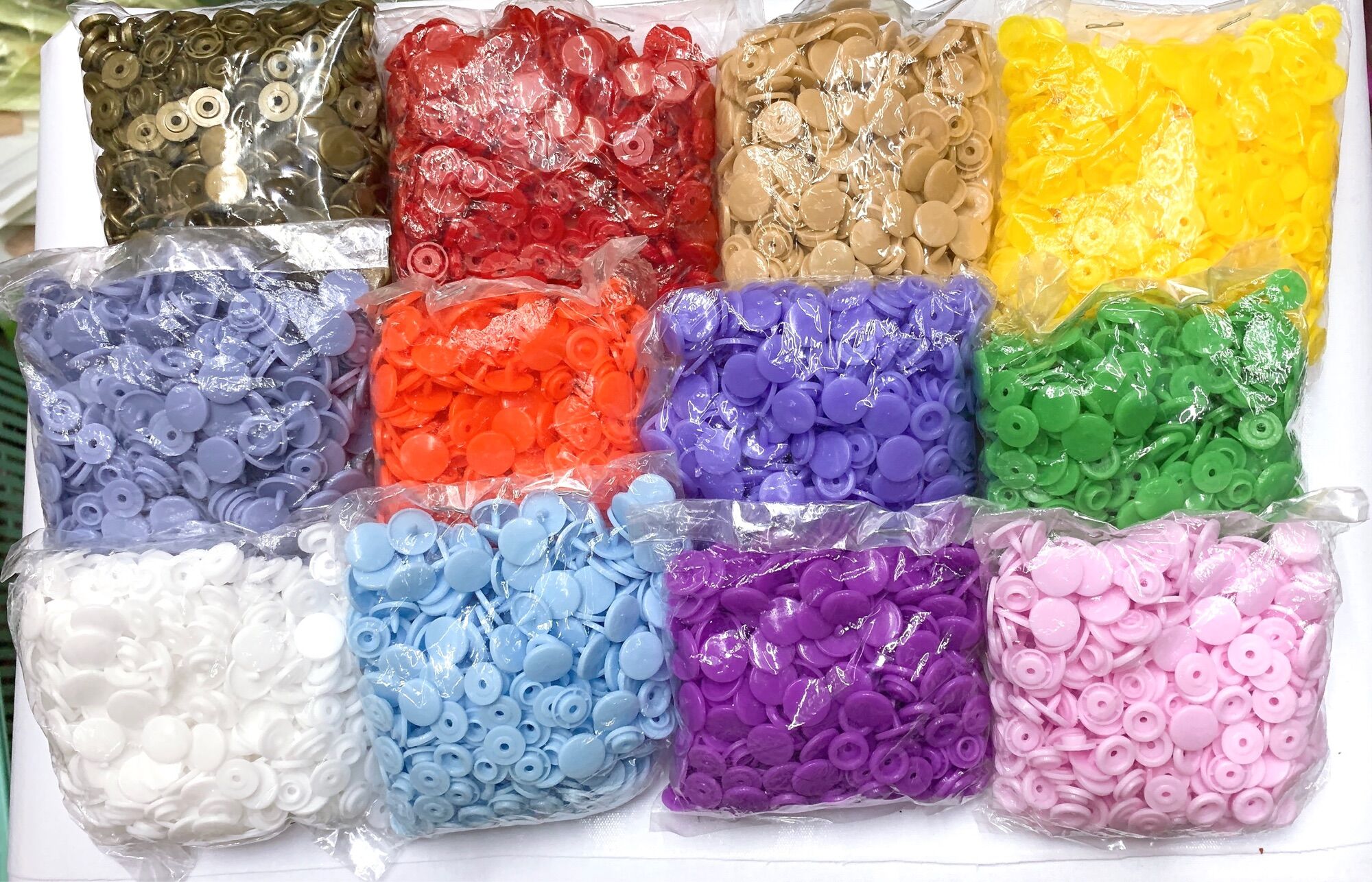 100 nút bấm nhựa 4 chi tiết, có nhiều màu để chọn lựa