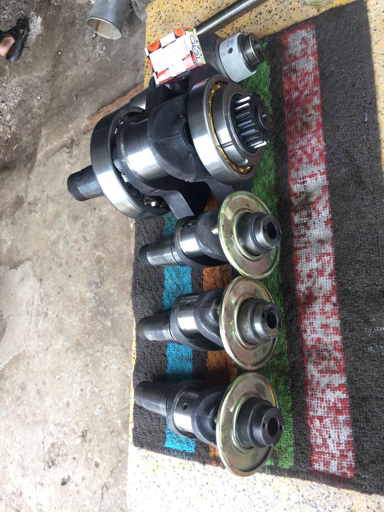 Kiềng nhớt máy D8 , R180