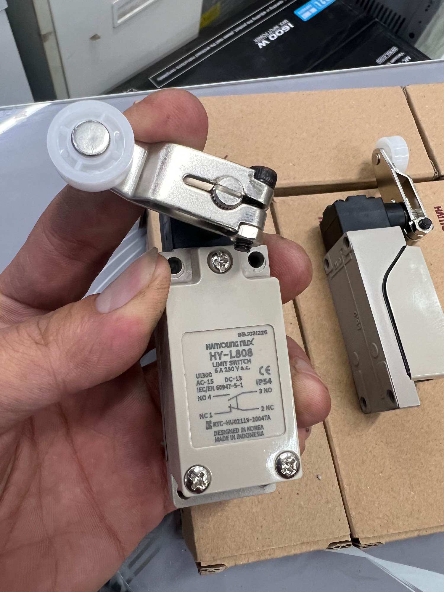 Công tắc hành trình L808 Hanyoung