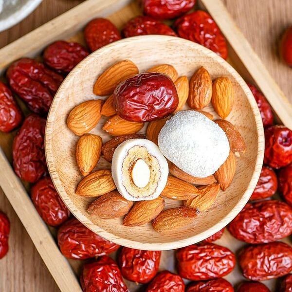 KẸO SỮA TÁO ĐỎ BỌC HẠNH NHÂN  Bên ngoài là lớp marshmallow sữa bò thơm dẻo 💞 Phần nhân bên trong là 1 hạt hạnh nhân