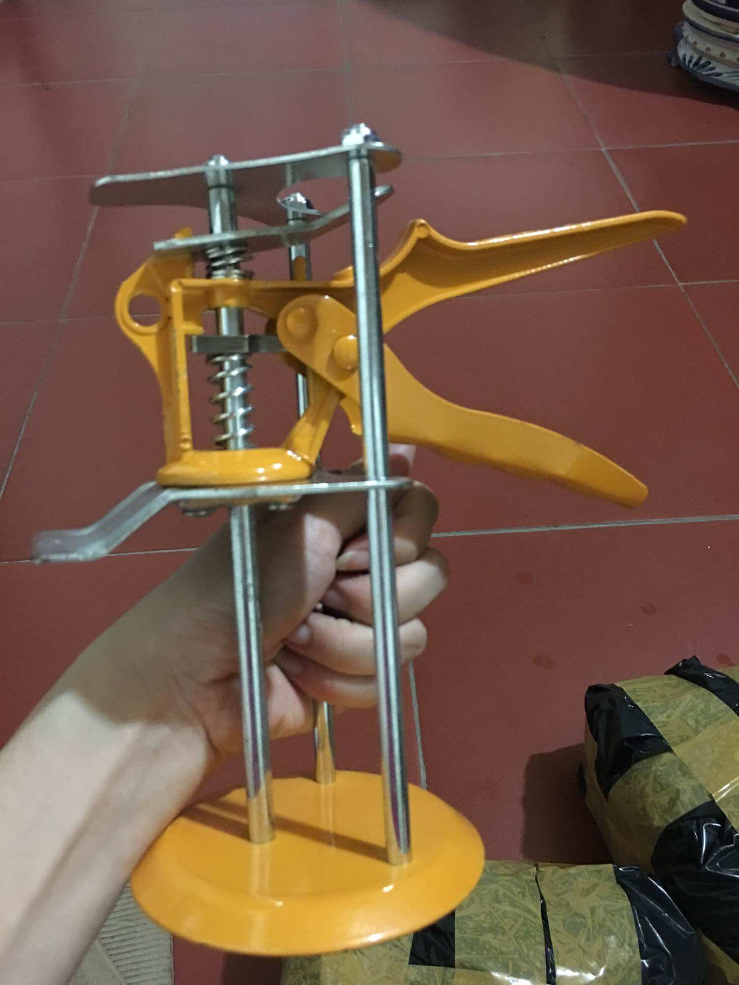 Con đội gạch dùng trong thi công ốp lát nhà tắm nhà vệ sinh - kích nâng gạch ốp lát 3 trụ hàng loại 1