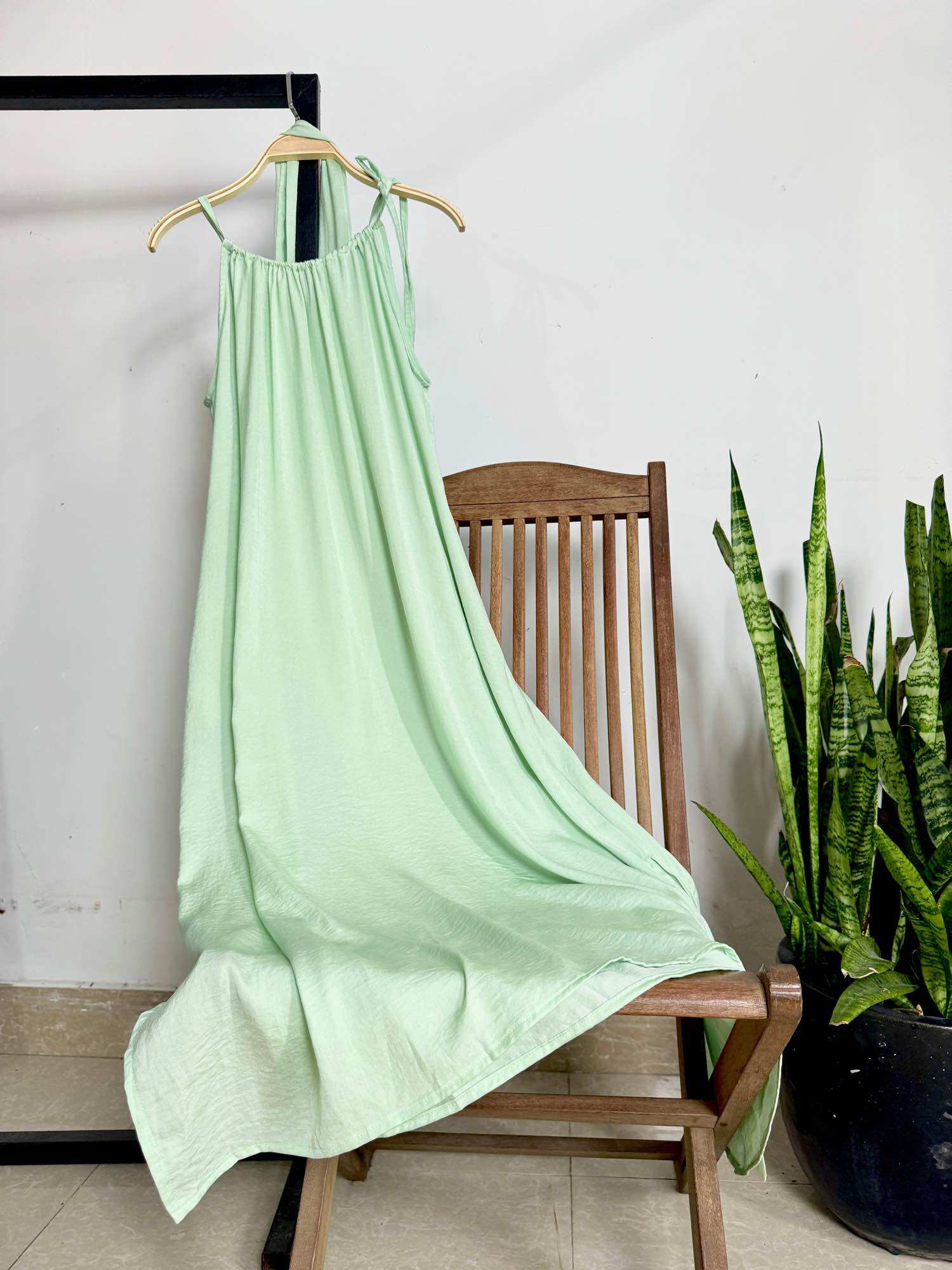 Đầm lụa suông cổ yếm kèm dây buộc eo nữ tính Infashion