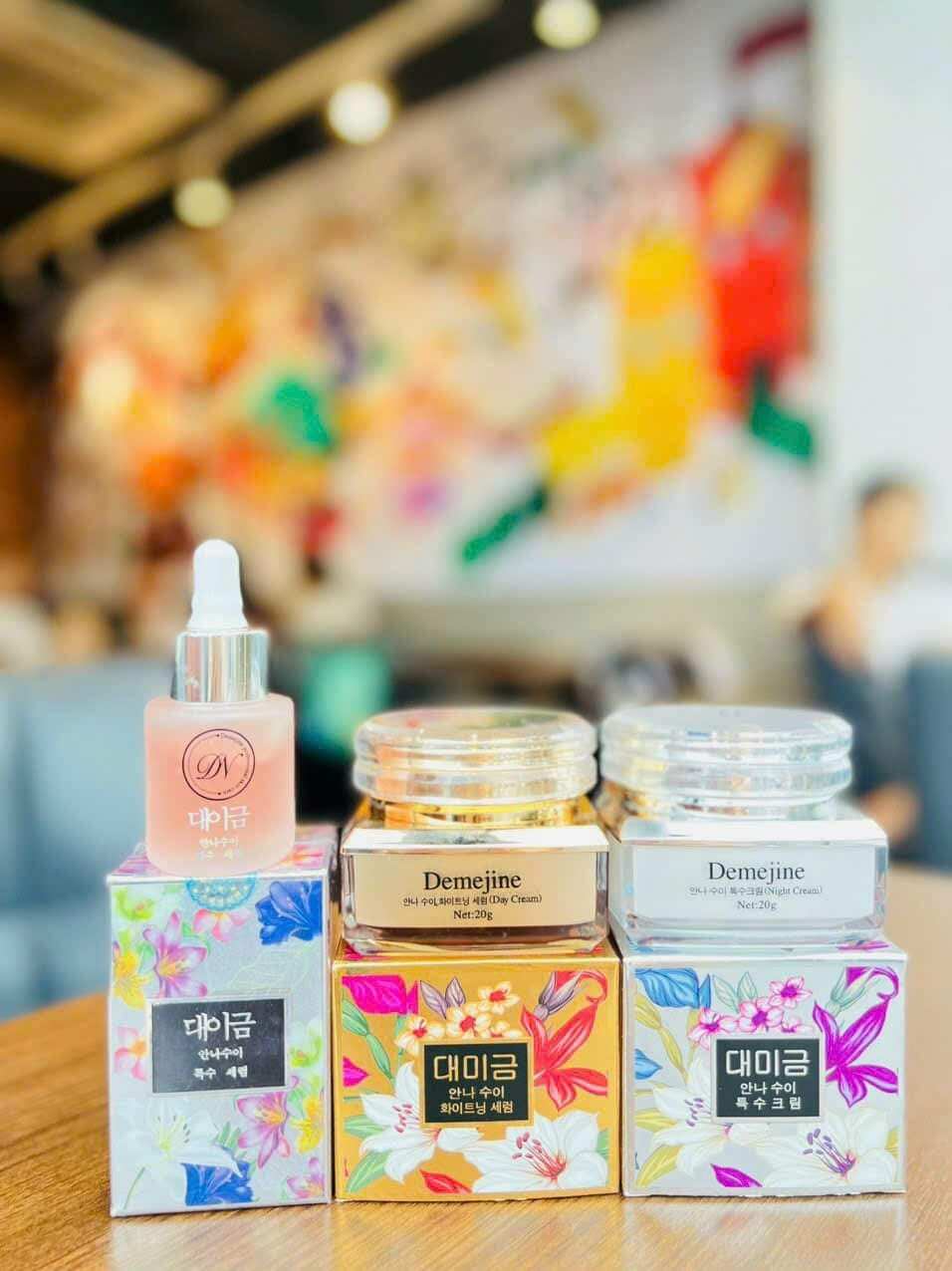  Kem face Demejine Hàn Quốc   Kem Demejine dưỡng trắng hồng da mặt giảm mụn thâm nám !!! ► Công dụng:   ✔ Tái tạo làn da hư tổn  ✔ Trắng da - mịn da - hồng da ✔ Se khít lỗ chân lông ✔ Tiêu mụn 