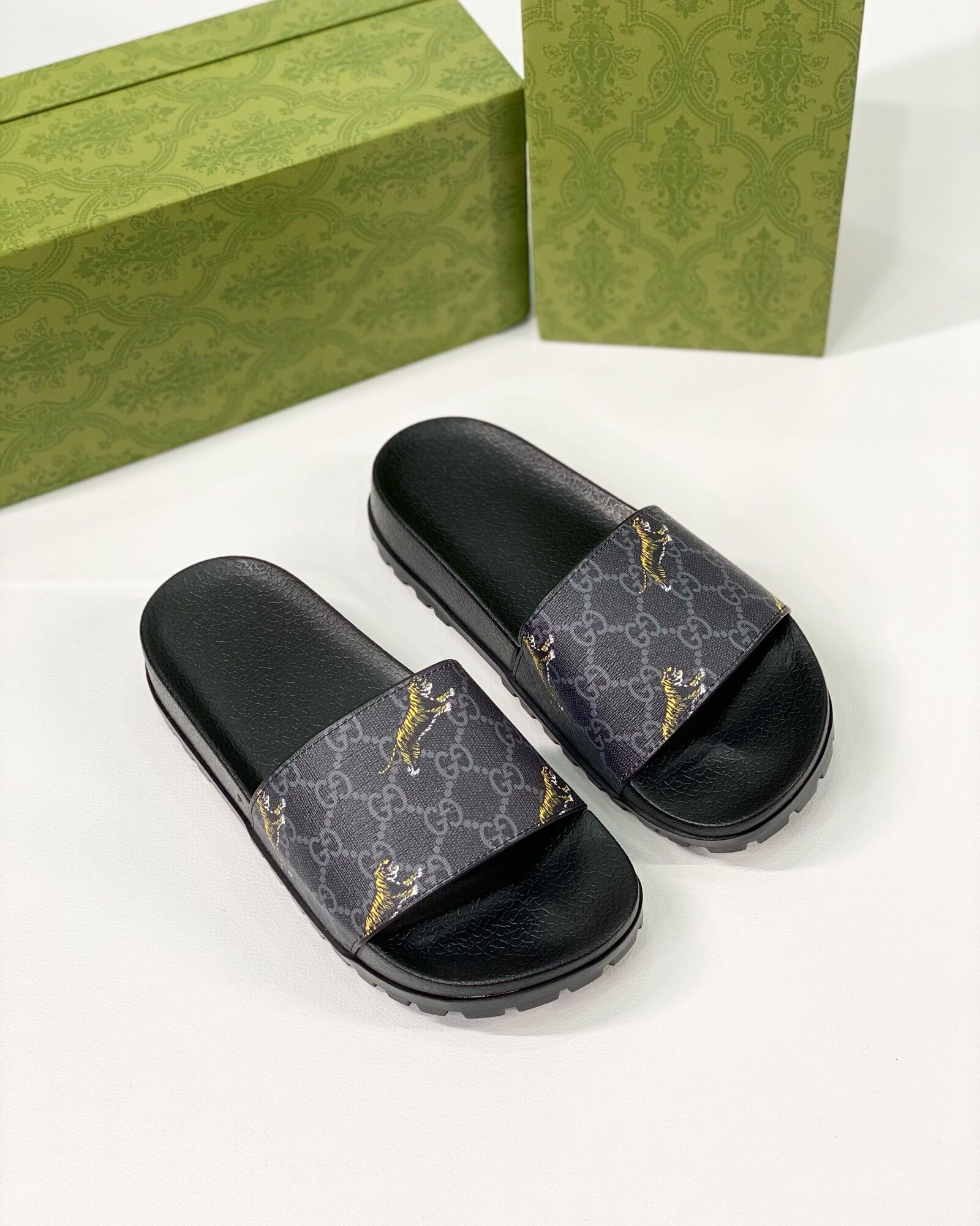 ♨️ HOT🔥Giày sneaker nam 𝕃𝕠𝕦𝕓𝕠𝕦𝕥𝕚𝕟 mũi đinh đen fullbox