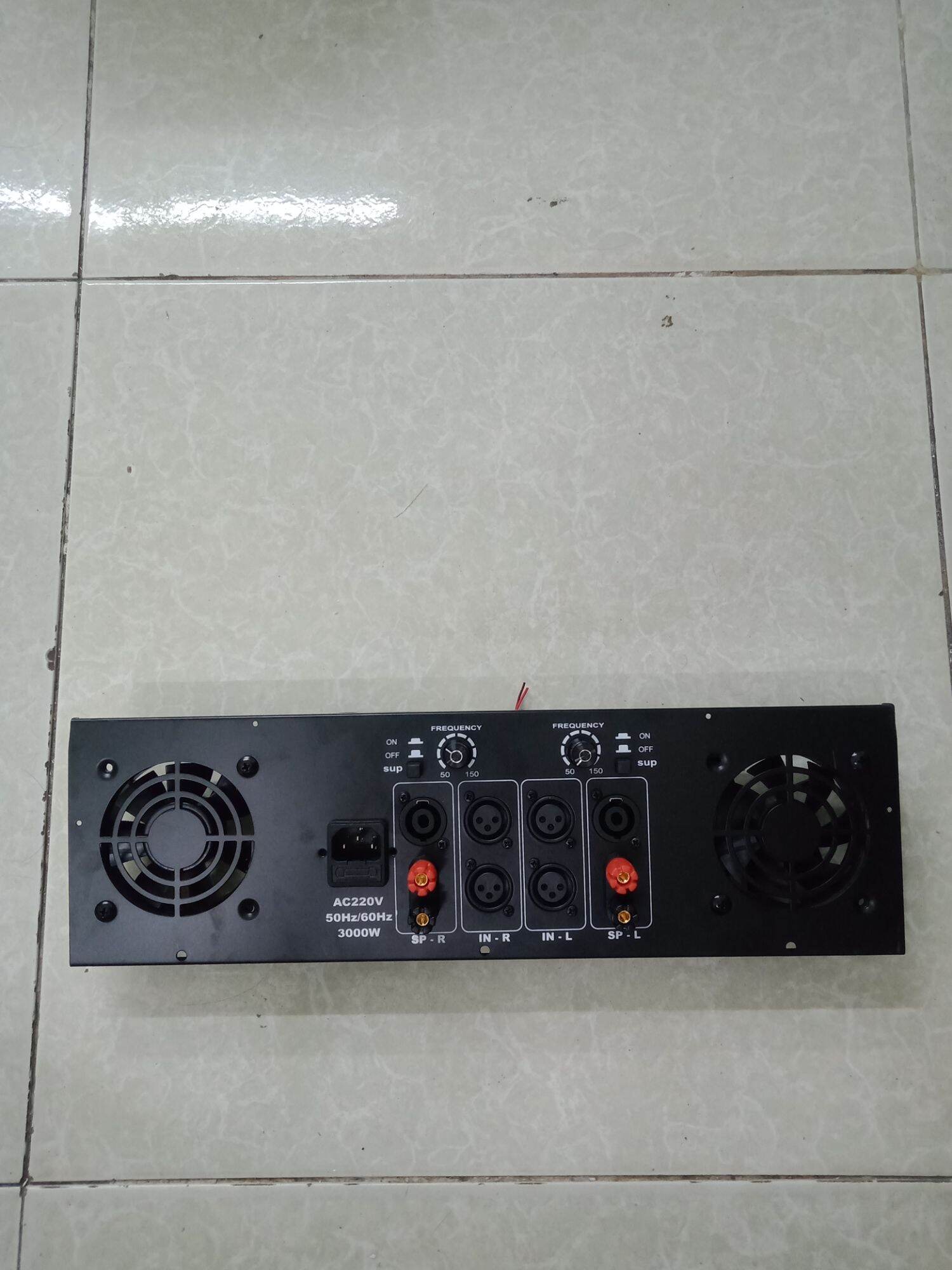 mặt sau Ampli lên thành Milan có cắt sub