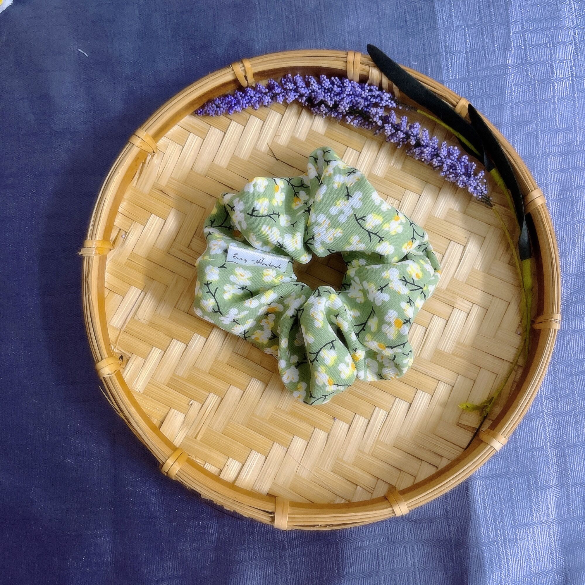 Scrunchies- đồ cột tóc hoa nhí xanh bơ