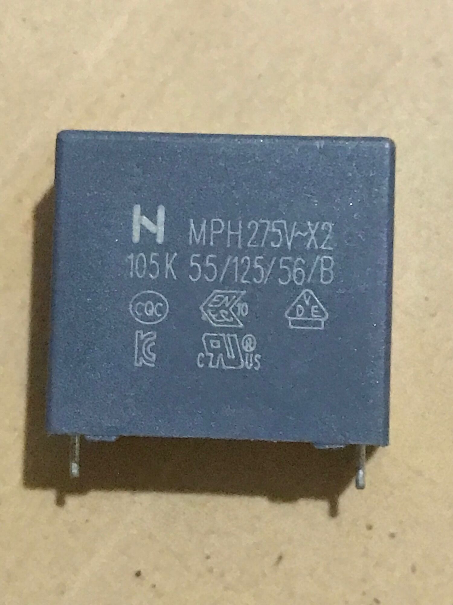 20 Tụ điện 105 k  275 v