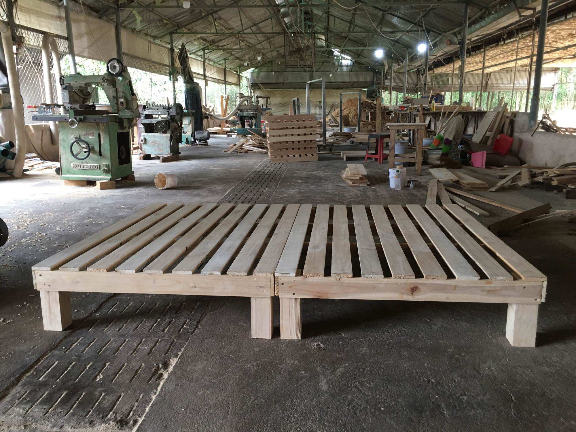 Giường Pallet gỗ thông chân cao 30cm