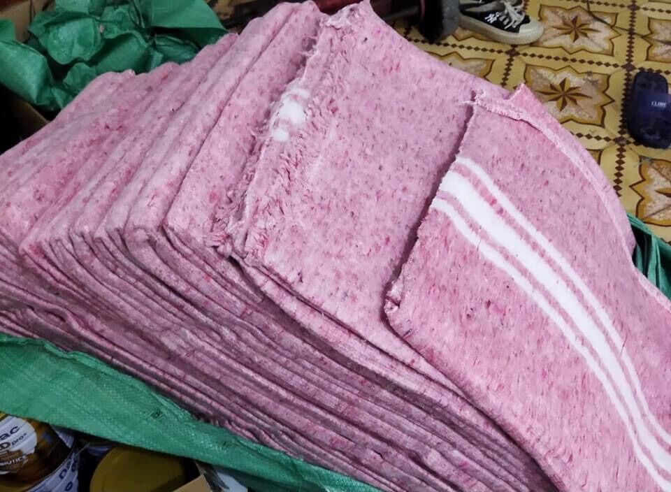 Chăn trải bàn ( lót bàn) để là quần áo