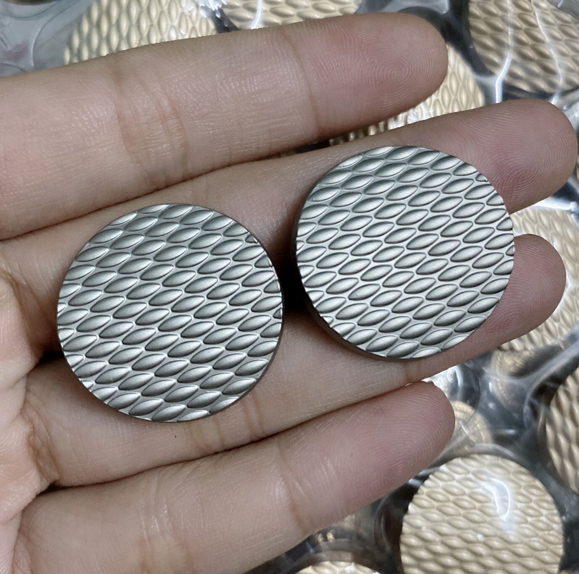 1 nút kim loại xám size 2.5cm