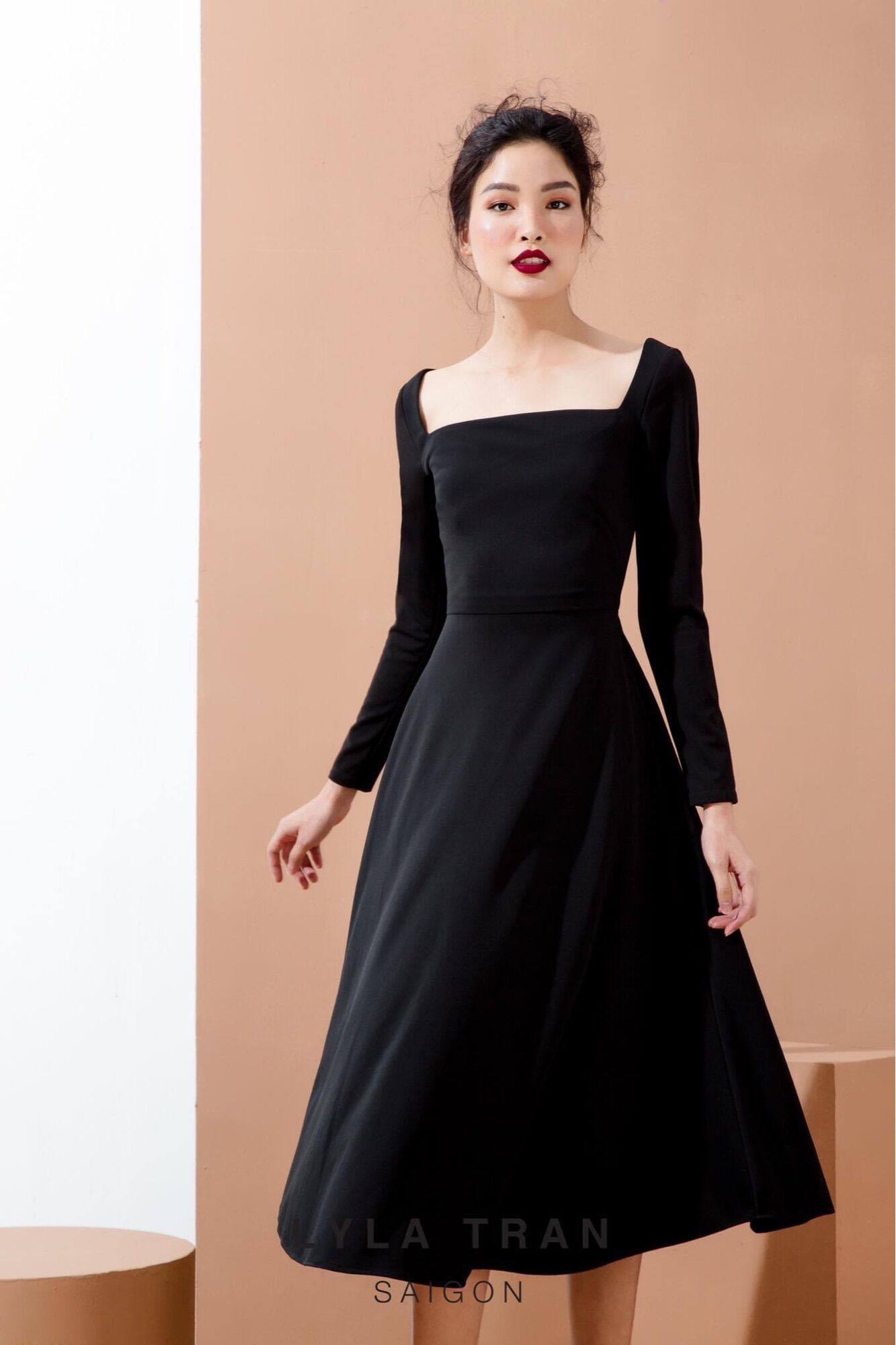 Đầm cổ vuông tay dài phom A màu đen (LITTLE BLACK)